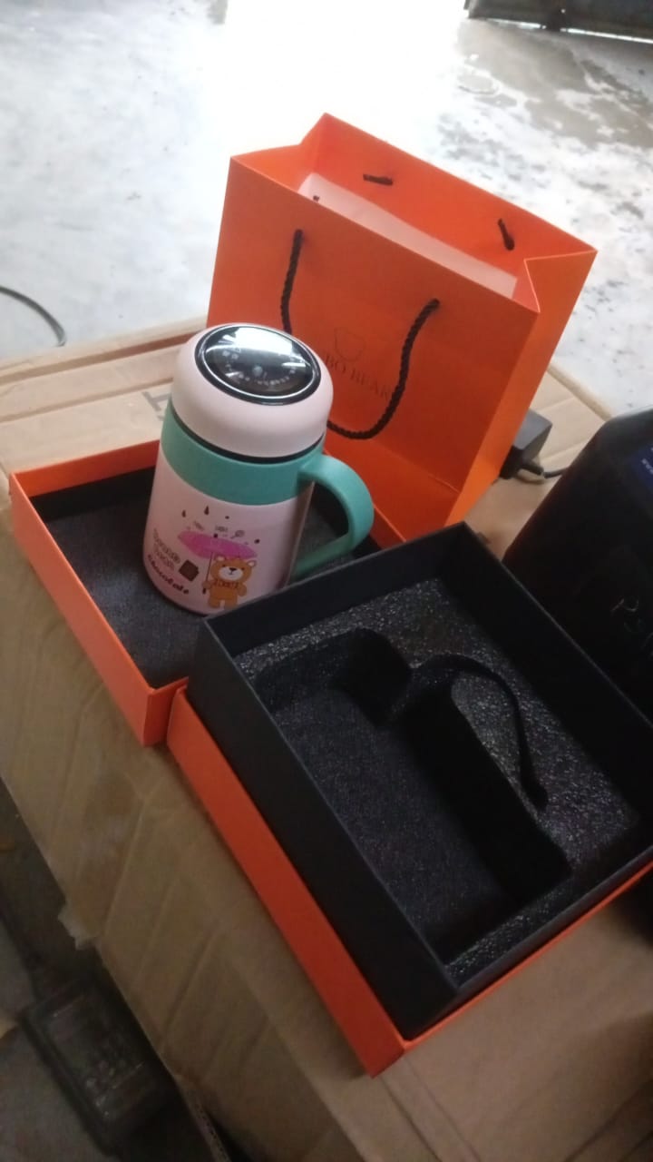 Smart Vacuum Insulated Water Bottle With Led Temperature Display  Gift Color Box (600 Ml Approx) Smart Vacuum Insulated Water Bottle With Led Temperature Display  Gift Color Box (600 Ml Approx)